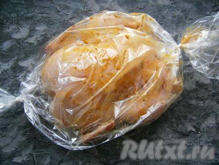 Поместить тушку курицы целиком в пакет для запекания, тщательно перевязать концы с двух сторон.