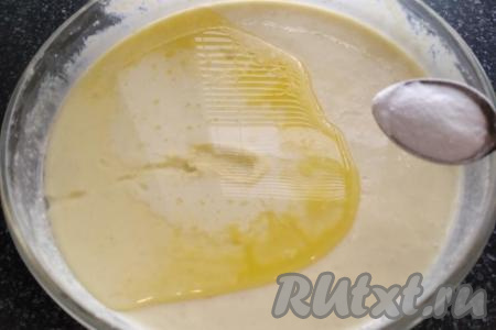 По прошествии минимум 1 часа (время набухания манки) тесто станет гораздо гуще. Добавляем в тесто растопленное и остуженное сливочное масло и подсолнечное рафинированное масло, перемешиваем. Затем добавляем соду, снова перемешиваем тесто.