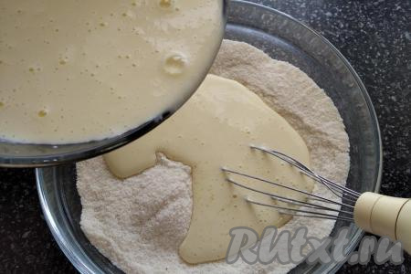 Теперь в тарелку с сухими ингредиентами вливаем приготовленную смесь из жидких ингредиентов, перемешиваем венчиком до однородности. По консистенции тесто сначала (до набухания манки) должно быть похоже на жидкий крем. Накрываем тарелку с тестом крышкой и оставляем минимум на 1 час (можно и на 2 часа), для того чтобы манная крупа набухла.