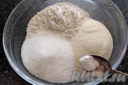 Смешиваем сухие ингредиенты, для этого в глубокую тарелку (в ней затем оставим набухать тесто) засыпаем манную крупу, сахар, просеянную муку и ванилин.