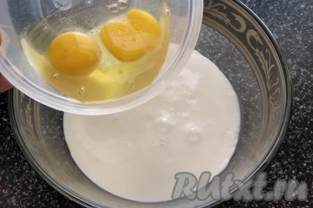 В другой глубокой тарелке смешиваем жидкие ингредиенты: кефир, майонез, сырые яйца. Просто перемешиваем хорошо венчиком, взбивать не нужно.