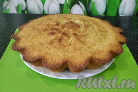 Вот такой красивый манник, замешанный на кефире с майонезом, у нас получился. Прежде чем начать его кушать, советую потерпеть, и дождаться, пока он полностью остынет. Но согласитесь, он такой аппетитный, что трудно его сразу не попробовать на вкус! Обязательно испеките этот замечательный манник!