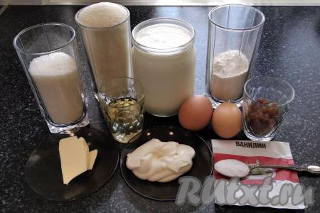 Сначала подготовим все необходимые ингредиенты для приготовления манника: кефир обязательно должен быть комнатной температуры, муку пшеничную нужно предварительно просеять.