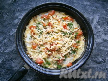 Фриттату с овощами сверху посыпать натёртым на крупной (или средней) тёрке сыром.