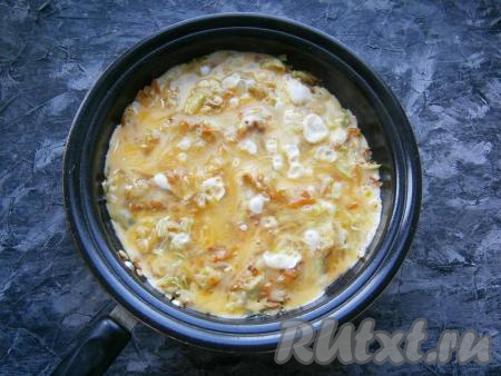 Перемешать овощи, прогреть 1-2 минуты, залить яйцами.