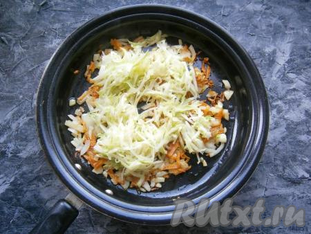Морковку с луком обжарить, помешивая, на среднем огне до мягкости (2-3 минуты), далее добавить кабачок, предварительно натёртый на крупной тёрке.