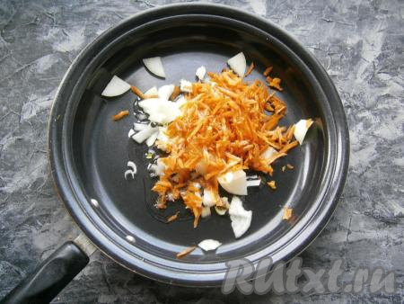 Лук, кабачок (если шкурка у кабачка тоненькая, её можно и не очищать) и морковку очистить. Нарезать луковицу небольшими кусочками, натереть на крупной тёрке морковку, выложить их в сковороду, влить растительное масло.