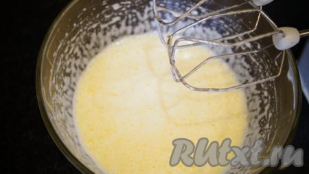 С помощью миксера взбиваем яйца с сахаром до побеления.