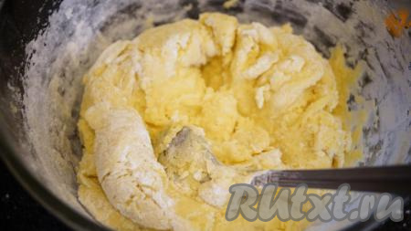 Теперь, добавляя понемногу муку в яично-масляную смесь, замешиваем тесто ложкой.