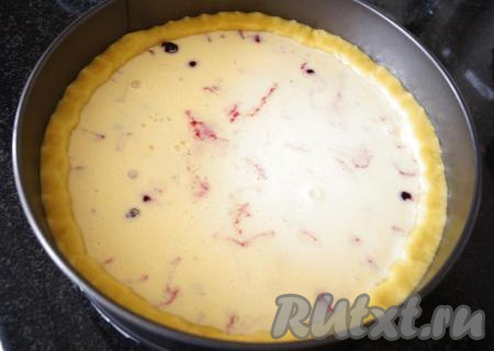 Поверх теста с ягодами выливаем заливку.