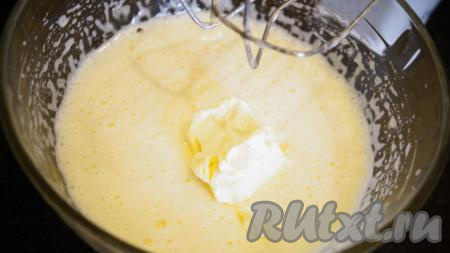 К яйцам, взбитым с сахаром, добавляем мягкое сливочное масло и снова взбиваем миксером. Яично-масляная смесь должна стать однородной.