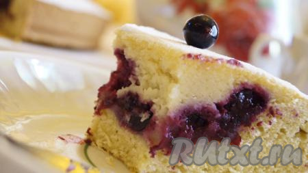 Пирог с чёрной смородиной и сметанной заливкой получается мягким, нежным и необыкновенно вкусным, обязательно попробуйте!