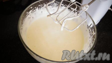 Яйца с сахаром взбиваем миксером минуты 2-3 (до пышности).