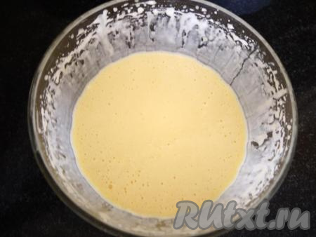 Затем добавляем сметану и 2 столовые ложки муки, снова взбиваем миксером.