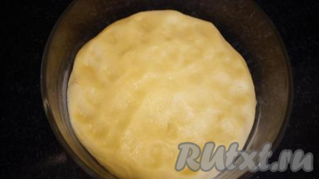 А затем, продолжая подсыпать муку, замешиваем тесто руками. Муки может понадобиться чуть больше или меньше - смотрите сами. Тесто должно получиться мягким, не липнущим к рукам. Накрываем миску с тестом плёнкой и минут на 30 отправляем в холодильник.