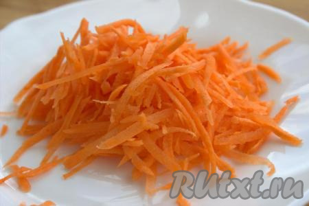 Натереть на крупной тёрке вымытую и очищенную сырую морковь.