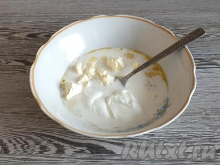 Добавьте молоко, сметану, соль, мягкое сливочное масло (чтобы масло стало мягким, заранее достаньте его и дайте полежать при комнатной температуре), перемешайте вилкой. До полной однородности перемешивать не нужно.