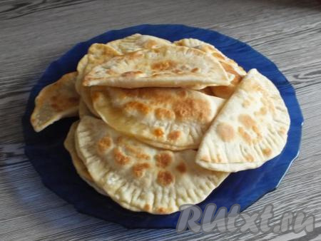 Готовые пироги выложите на тарелку и хорошо охладите. Когда пирожки хорошо остынут, они станут хрустящими.