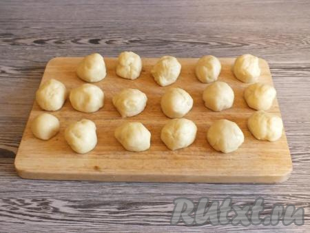 По истечении времени разделите тесто на 17-20 частей. Если вы пользуетесь весами, то вес каждой заготовки должен быть 25 грамм. Округлите кусочки теста и выложите на доску.