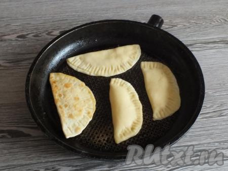 В сковороде разогрейте 1 столовую ложку масла, выложите пирожки и обжаривайте по 4-5 минут с каждой стороны на огне чуть ниже среднего. Много масла наливать не следует. Жарить пироги с сахаром  для зятя нужно в минимальном количестве масла до появления "золотистых пузырьков".