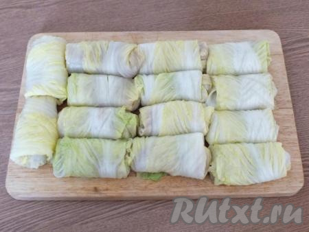 Подготовленные голубцы из пекинской капусты выложите на доску. Часть из них&nbsp;можно заморозить для последующего приготовления.