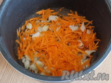 Пока обвариваются листочки пекинской капусты, в мультиварку налейте растительное масло и разогрейте на режиме "Выпечка". Оставшуюся луковицу нарежьте произвольно, морковь натрите на крупной терке. Переложите овощи в чашу мультиварки и обжаривайте, помешивая время от времени, до золотистого цвета (у меня это по времени занимает около 15 минут).&nbsp;