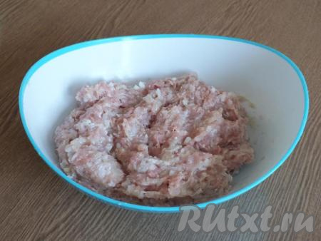 Перемешайте фарш, затем посолите, добавьте молотый чёрный перец и ещё раз хорошо перемешайте. Отставьте фарш в сторону.