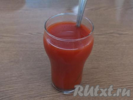 В стакан объёмом 200 мл выложите 1 столовую ложку с верхом томатной пасты, долейте тёплую воду до верха стакана, перемешайте. Подсолите по вкусу.