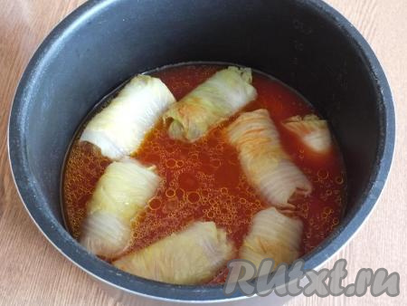 Залейте разведённым томатом и добавьте ещё 0,5 стакана&nbsp;тёплой воды. Закройте крышку мультиварки, включите режим "Выпечка", тушите 45 минут.&nbsp;