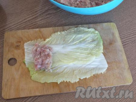 На край листочка&nbsp;положите столовую ложку подготовленного фарша.