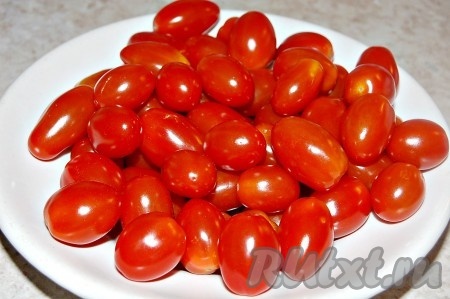 Отобрать помидоры черри без повреждений, вымыть.
