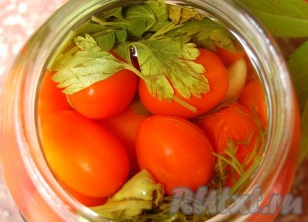 Через 20 минут выключить огонь, вытащить банку из воды, остудить при комнатной температуре, затем убрать в холодильник. Через 2-3 дня можно открывать баночку с солёными помидорами.
