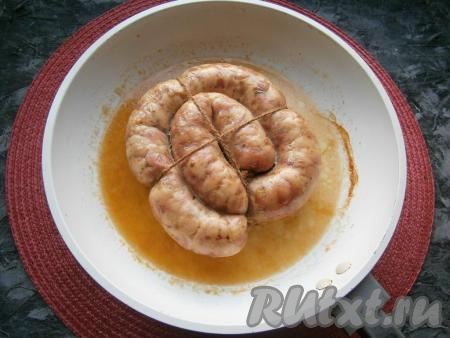 Запекать домашнюю колбаску в разогретой до 180 градусов духовке около 1 часа.