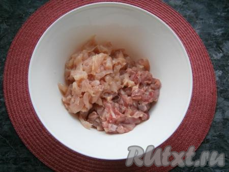 Мясо с бёдер срезать, шкуру убрать. Нарезать мясо, срезанное с бёдрышек, на небольшие кусочки (квадратики). Нарезать филе на длинные тонкие кусочки.