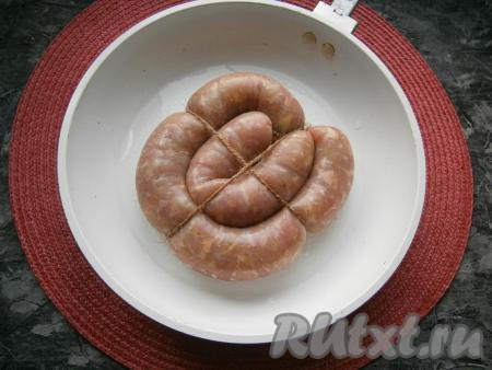 Разместить колбасу в любой удобной форме для запекания (или в сковороде со снятой&nbsp;ручкой), на дно которой влить около 50-70 мл воды.