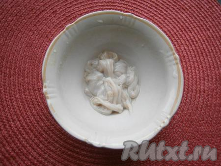 Свиные кишки предварительно замочить в воде с добавлением уксуса 9% (или лимонного сока) на 1 час, после чего промыть их под проточной водой, надев на гусак крана одну сторону кишки.