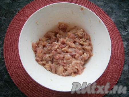 Влить 50 мл холодной воды и тщательно перемешать (мешать минут 5).