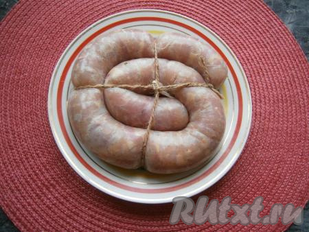 Наполнить кишки фаршем не очень плотно (можно наполнить кишки фаршем с помощью специальной насадки для мясорубки или же использовать верхнюю часть пластиковой полутора литровой бутылки с горлышком), затем концы кишки тщательно перевязать с двух сторон. Для удобства колбасу скрутить улиткой и перевязать шпагатом. Наколоть колбасу в нескольких местах иголкой.