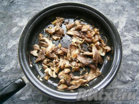 Жарить вешенки с луком на сковороде, помешивая, минут 10 (до лёгкой румяности).
