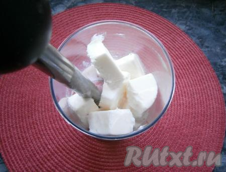 Добавить в стакан нарезанное кусочками холодное мороженое и влить молоко.