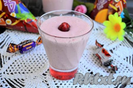 Молочный коктейль с мороженым и клубникой