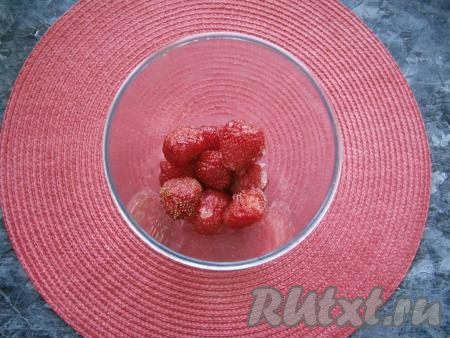 Клубнику вымыть (если ягоды замороженные - немного разморозьте их) и поместить её в высокий стакан блендера.