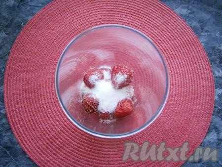 Всыпать сахар и ванильный сахар.