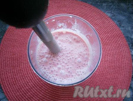 Тем же блендером взбивать всё на высокой скорости в течение 5-7 минут. По желанию, если сладости вам будет много (зависит от сорта клубники), можно влить в молочный коктейль немного лимонного сока.
