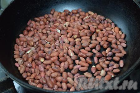 Арахис поджариваем на сухой сковороде на среднем огне, помешивая, в течение 2-3 минут.