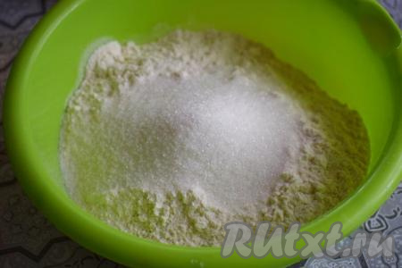 Для того чтобы замесить тесто, соединим в глубокой миске муку, соль и&nbsp;сахар.&nbsp;