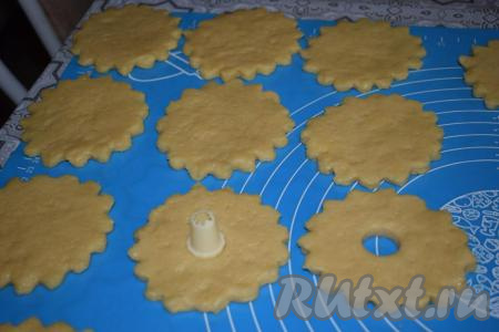 Далее вырезаем отверстия в центре наших заготовок при помощи насадки для кулинарного шприца (или рюмки).