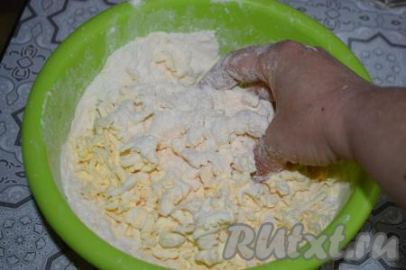 Далее руками втираем масло в мучную смесь до образования лёгкой крошки.