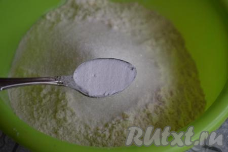 Добавим соду и перемешаем получившуюся смесь при помощи ложки.