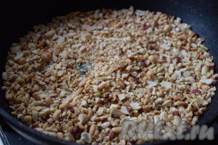 Затем очищаем арахис от шелухи и дробим орешки при помощи пестика (или скалки) не слишком мелко.